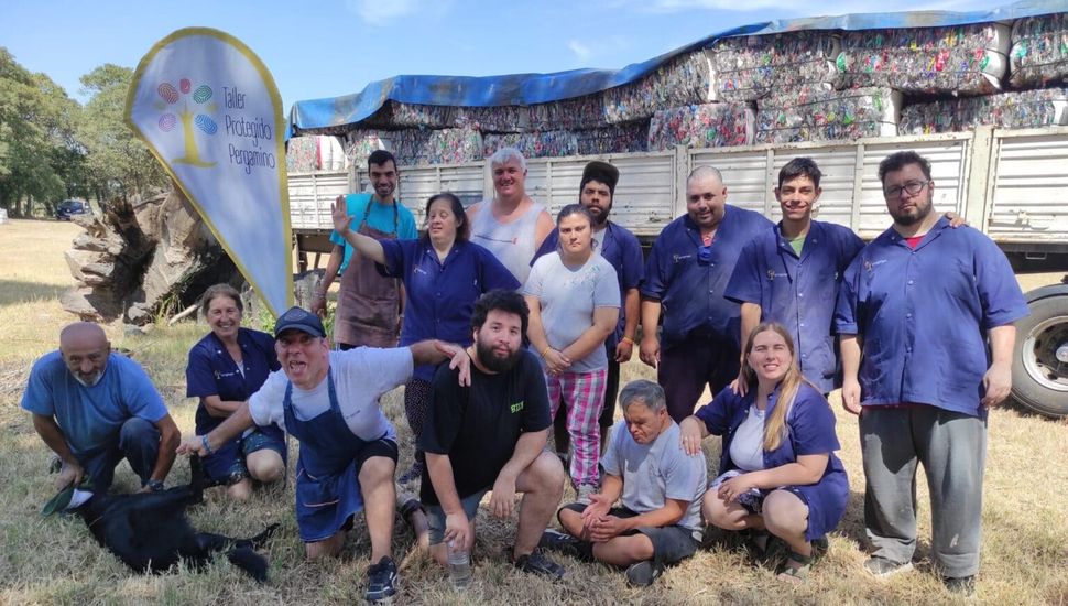 Taller Protegido: partió el primer camión del año con botellas para reciclar