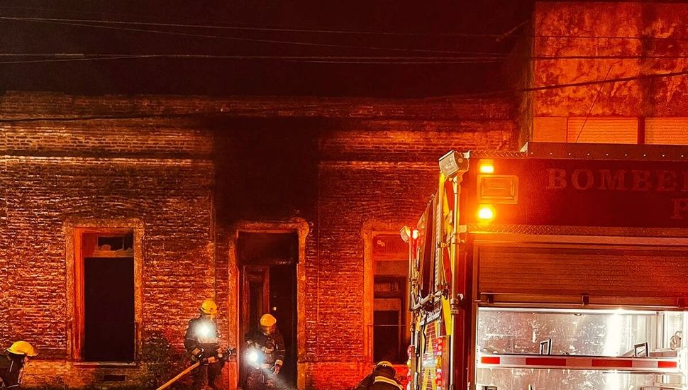 Los bomberos combatieron un incendio intencional en una vivienda