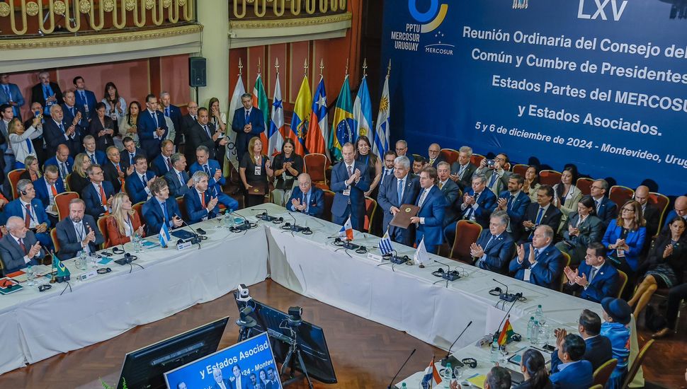 Milei asumió la presidencia del Mercosur con un singular chiste: "Todo lo que sea para romper, me encanta"