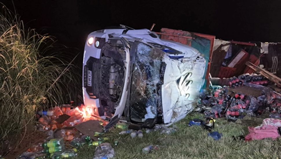 Despiste y vuelco de un camión cargado con gaseosas y alimento para mascotas