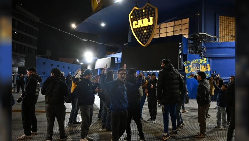 Un grupo de hinchas realizó un banderazo para exigir la renuncia de Riquelme