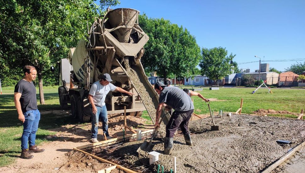 Avanza la construcción del SUM en el Barrio Evita de Rojas