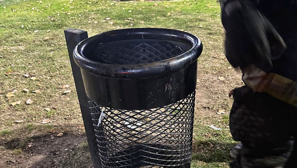 Los bomberos rescataron a un niño que quedó atrapado en un contenedor de basura