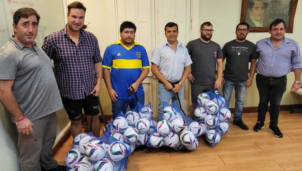 El Municipio de Rojas entregó kits de pelotas para los clubes