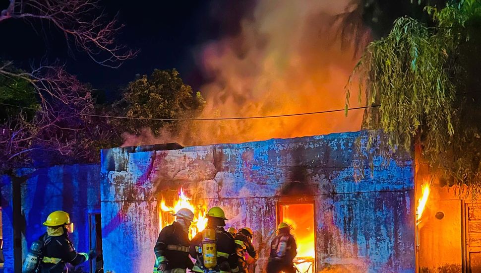Un impresionante incendio dejó pérdidas totales en una vivienda