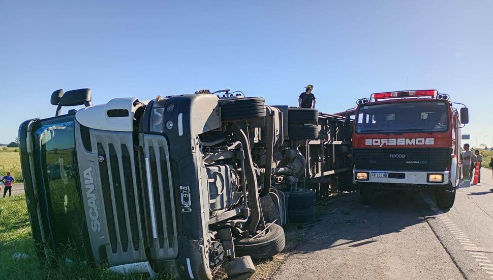 Volcó un camión que transportaba ganado en la Ruta Nº 32