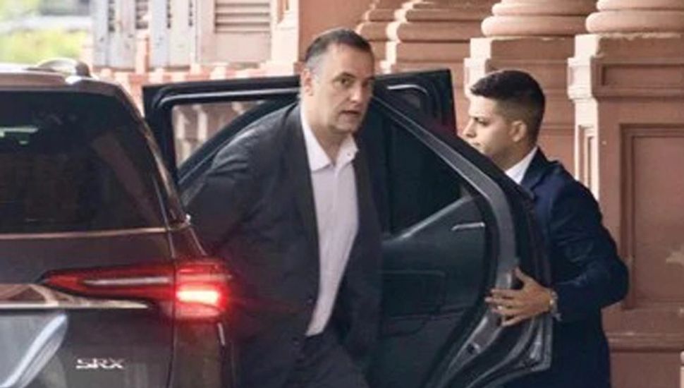 Con Milei en Suiza, Adorni se muestra al mando de la gestión