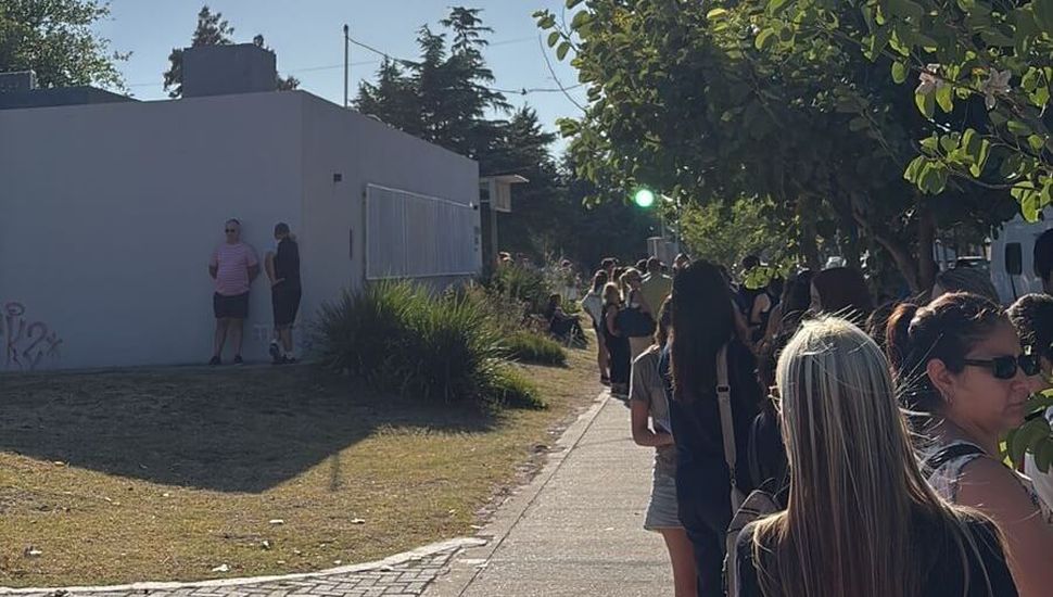 Largas filas en el vacunatorio municipal para obtener la dosis contra la fiebre amarilla