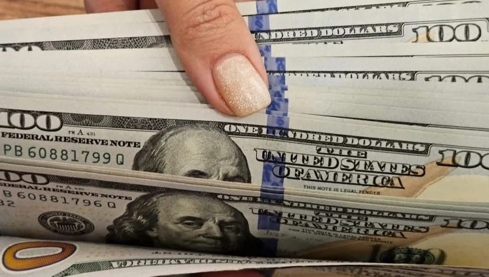 El dólar oficial bajó y borró 50% de la suba de julio