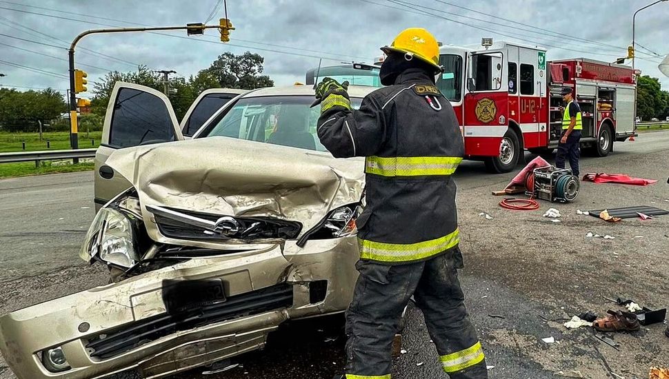 Accidente vehicular en la Ruta Nº 8: una persona hospitalizada tras quedar atrapada dentro del habitáculo