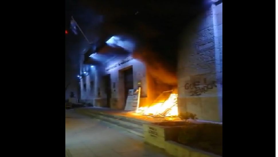 Piqueteros incendiaron la puerta de la Municipalidad de Mar del Plata