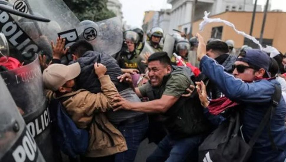 Reprimen a manifestantes en Lima