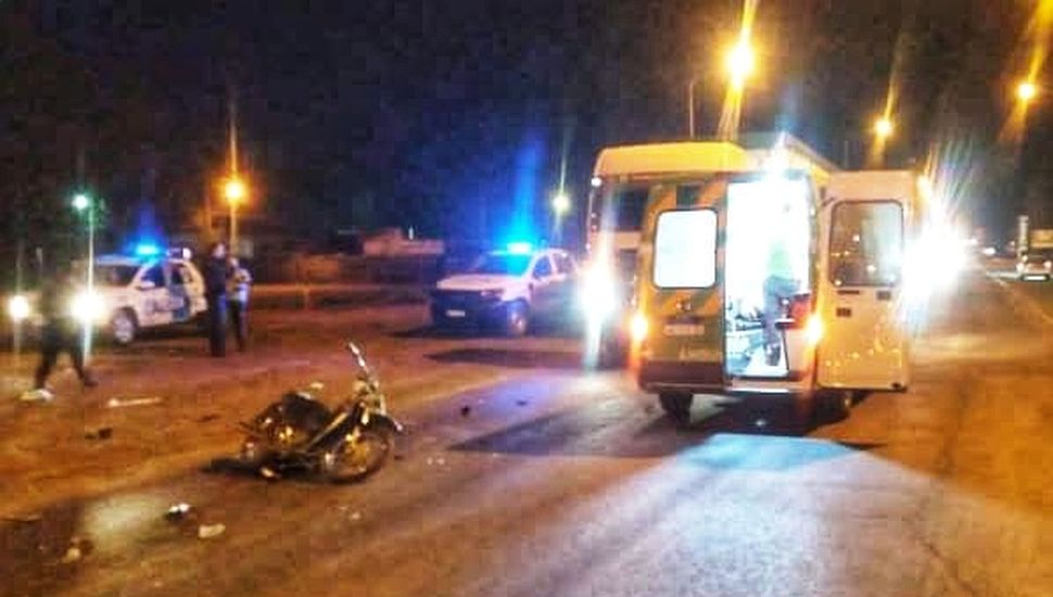 Un hombre robó una motocicleta del Hospital y chocó contra un camión en su huída