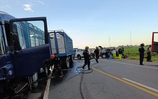 Tragedia en la Ruta 7: dos pergaminenses fallecieron tras un choque entre una camioneta y un camión