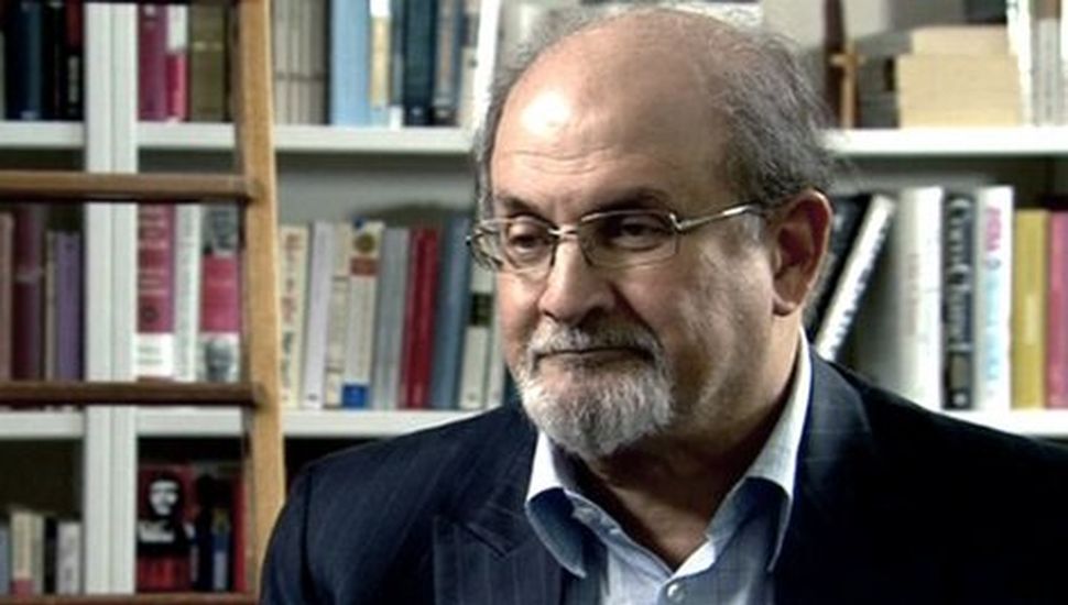 Mejora el estado de salud de Salman Rushdie