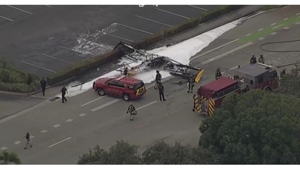 Una avioneta se estrelló en una calle de Hollywood