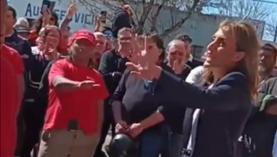 Tensión en Firmat: trabajadores en huelga echaron a una senadora libertaria