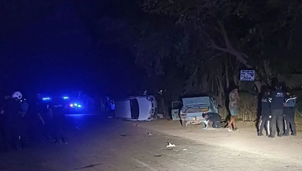 Chocó una camioneta estacionada en una banquina: dos muertos