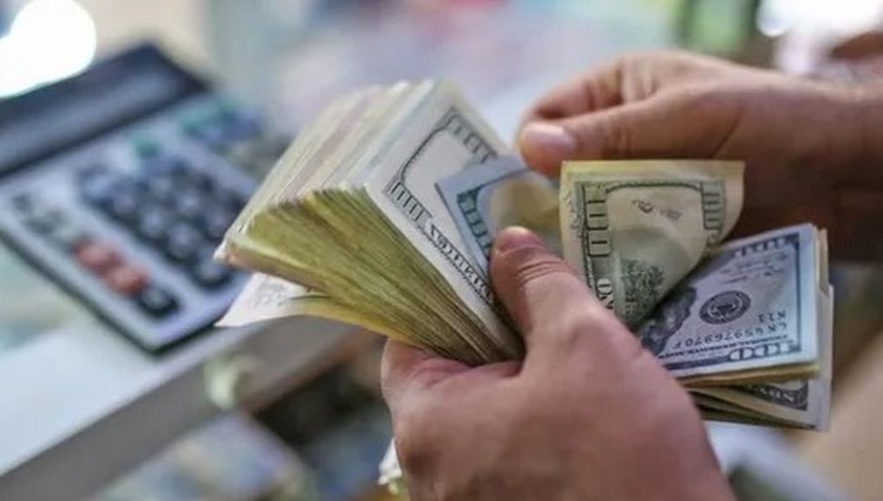 Nuevo récord del dólar blue: cerró a $423