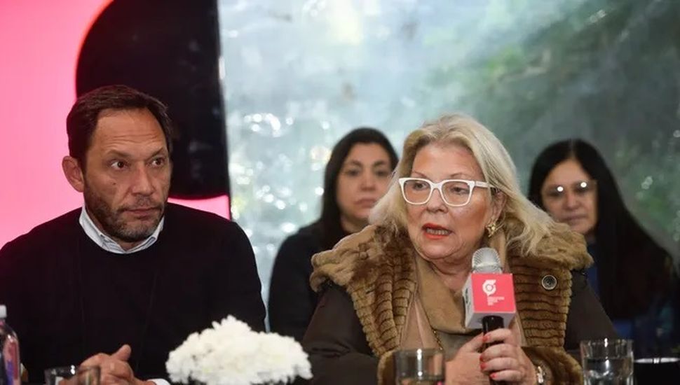 Carrió arremete contra Milei