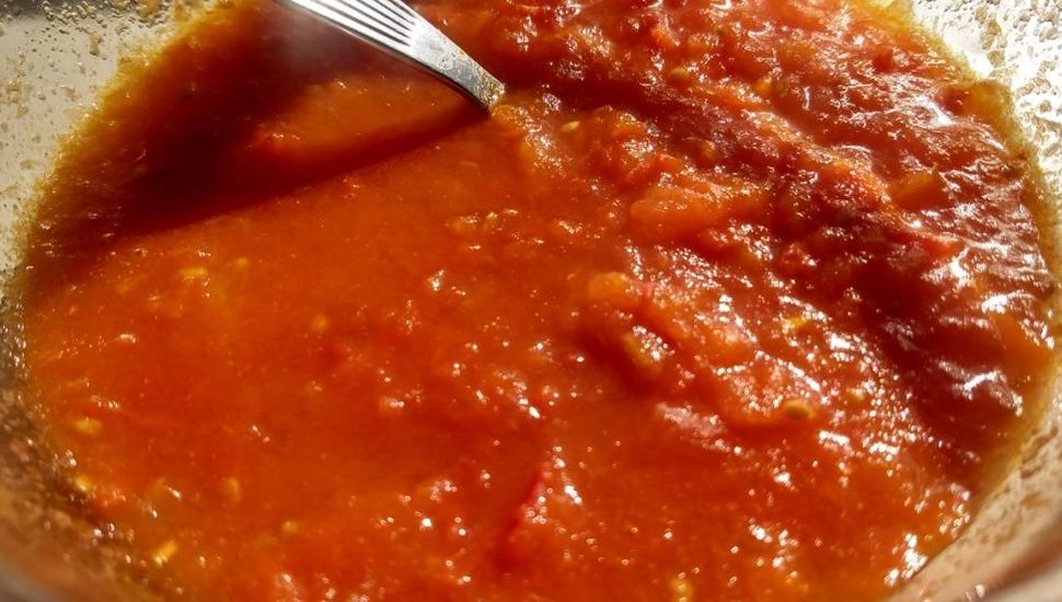 Alarma en Rojas por lote de tomate triturado con contaminación de gusanos