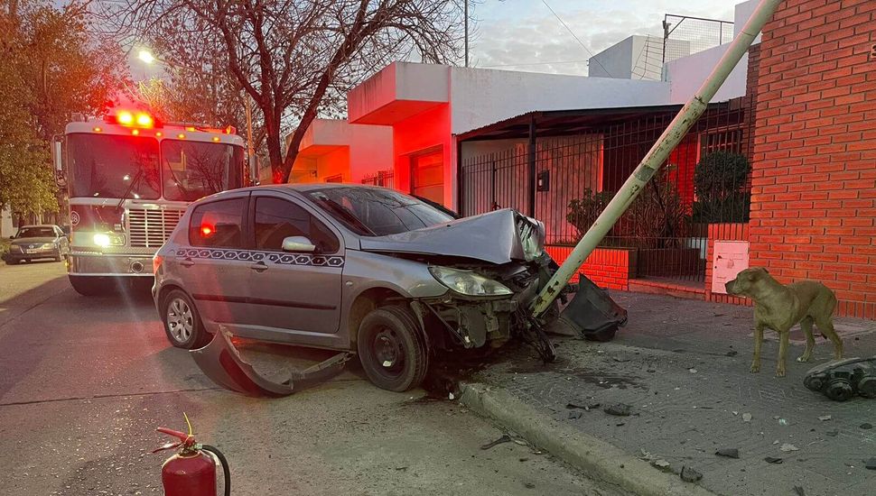 Un vehículo colisionó contra un poste de luz