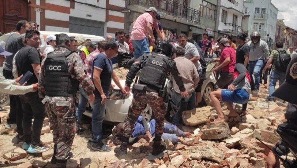 Crece la cifra de muertos por el terremoto ocurrido en Ecuador y Perú