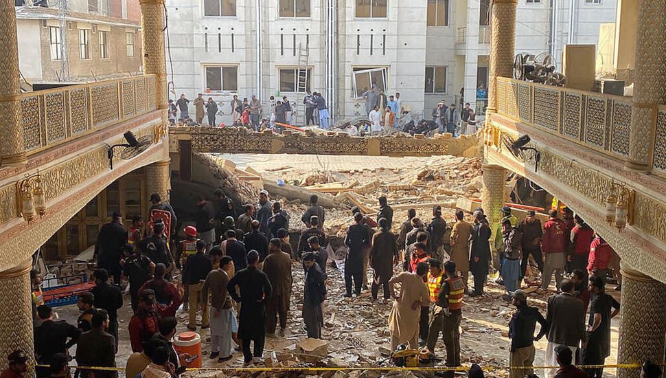Un atentado contra una mezquita dejó al menos 25 muertos en Pakistán