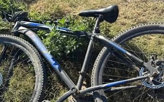 Atropelló a una ciclista en la Ruta 33 y huyó
