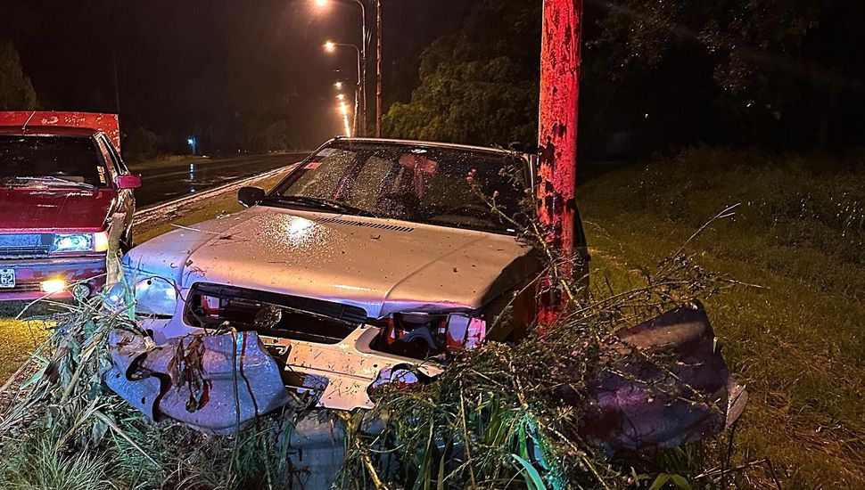 Un vehículo despistó y chocó contra una columna en la Ruta Nº 188