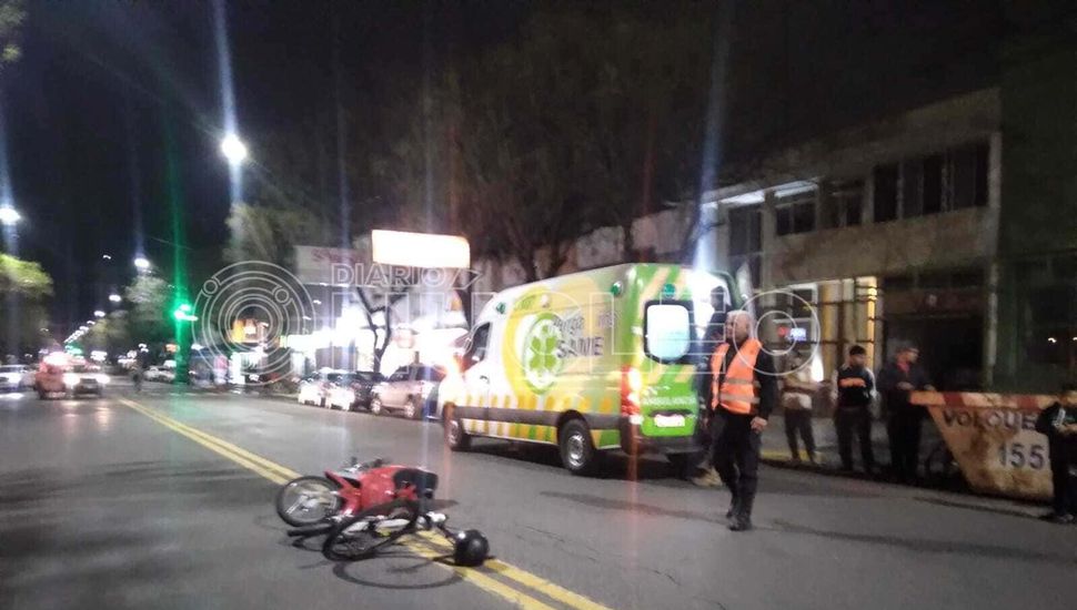 Choque entre una moto y una bicicleta en Avenida de Mayo