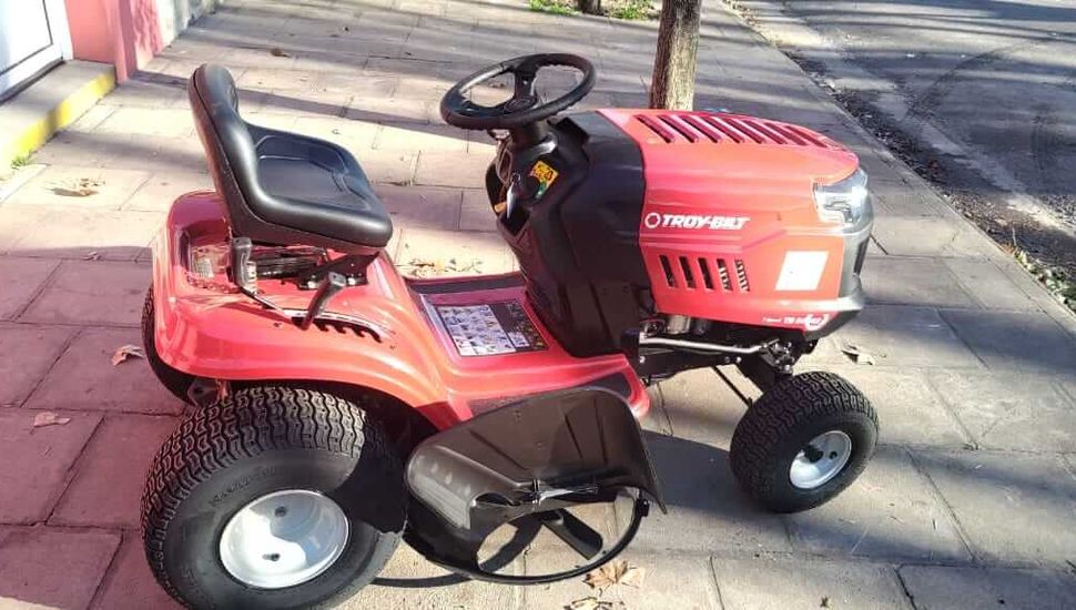 La Municipalidad hizo entrega de un tractor cespero nuevo a la Delegación de El Socorro