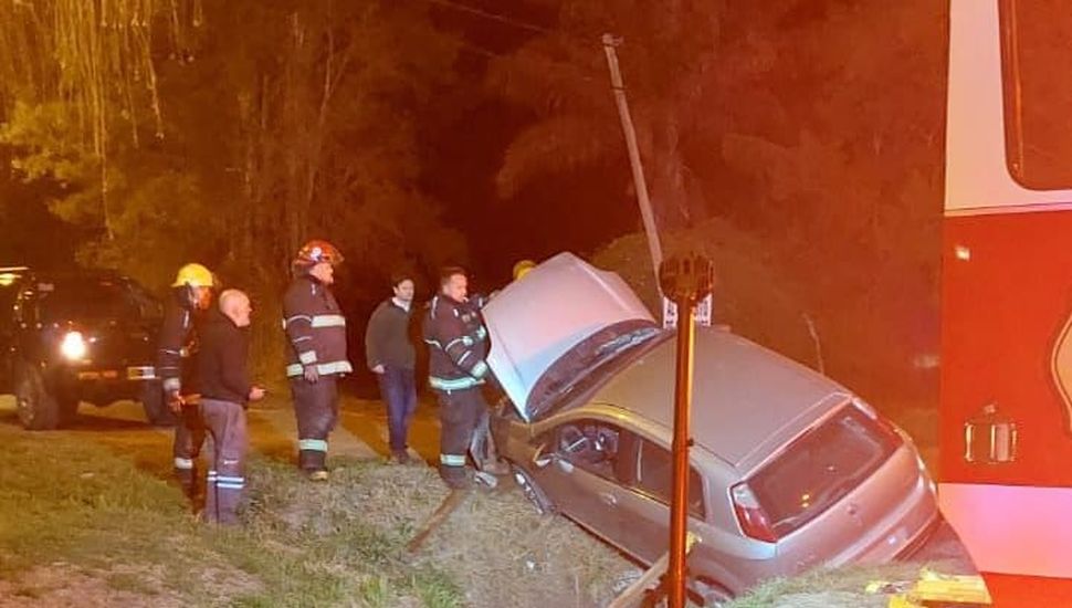 Un auto despistó y chocó contra la alcantarilla en la Ruta Nº 188