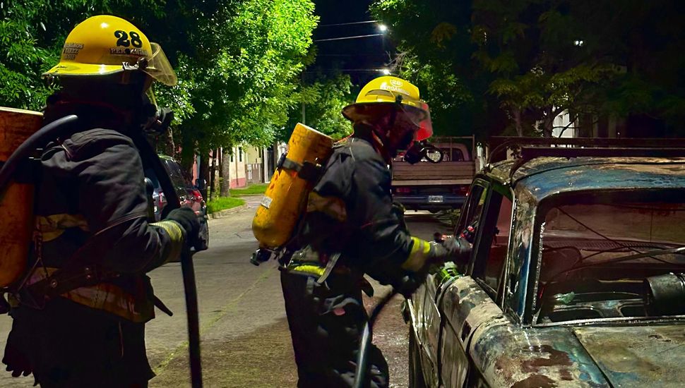 Se incendió un Ford Falcon en plena calle