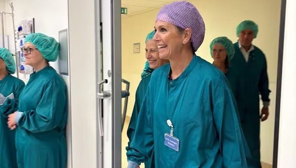 La reina todoterreno: del glamour real al ambo y la cofia violeta en el hospital