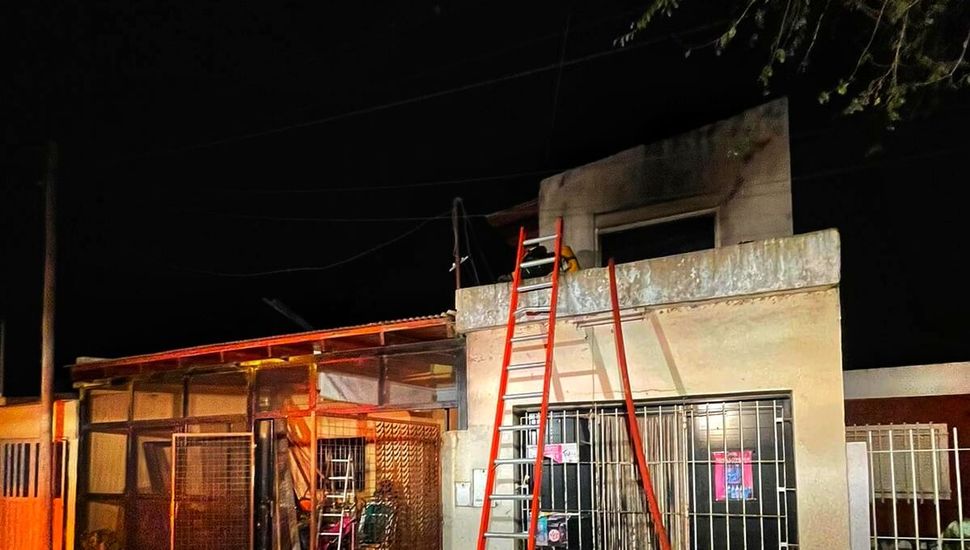 Los bomberos combatieron durante dos horas contra un incendio en una vivienda