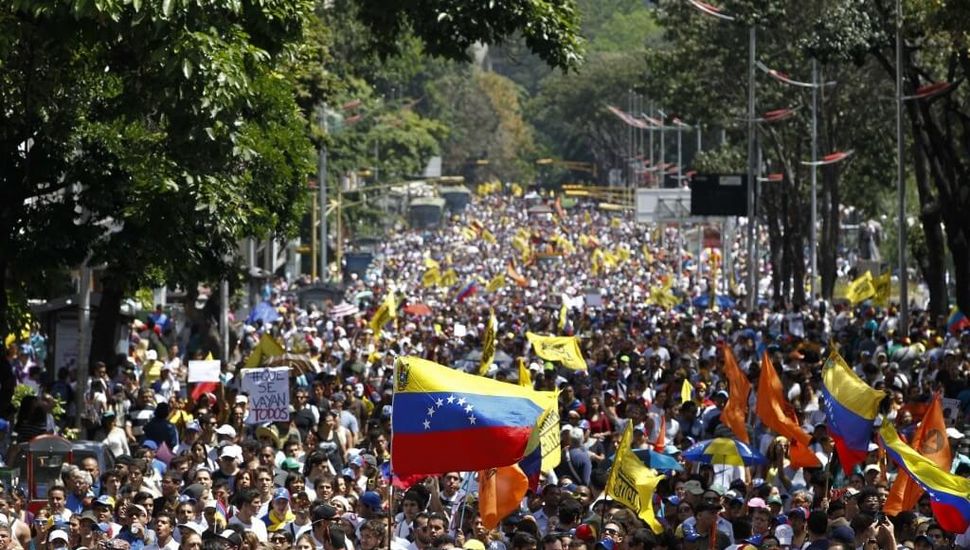 Consternación y expectativa: así viven los venezolanos que residen en Pergamino y Rojas la crisis política de su país