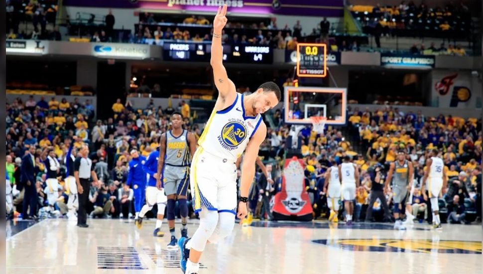 Curry extendió su vínculo contractual con los Warriors