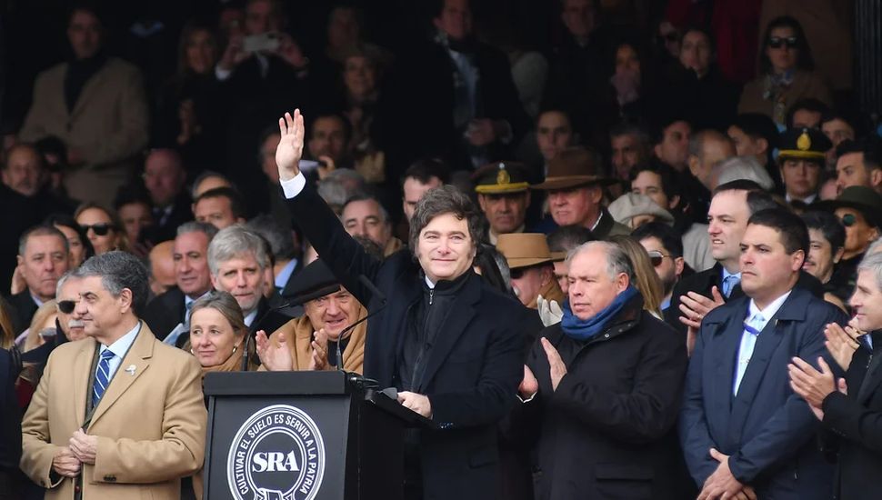 Milei anunció las bajas en las retenciones al campo y recibió una ovación en la Rural