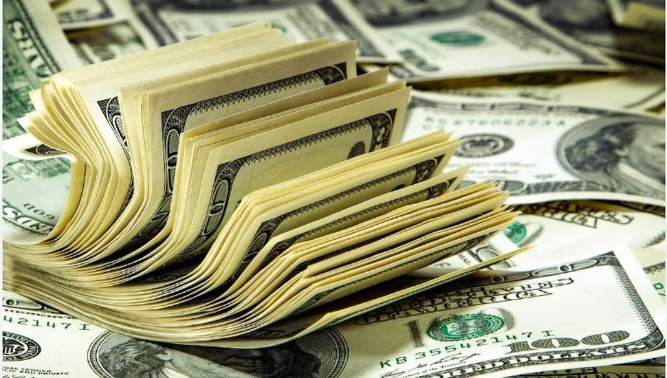 El dólar cae por debajo de los $1.200