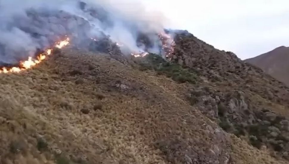 Impactante incendio forestal en el cerro Uritorco