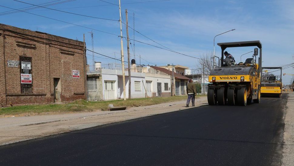 Comenzaron las obras de pavimentación en Villa San José y se mejoraron calles del barrio Malvinas