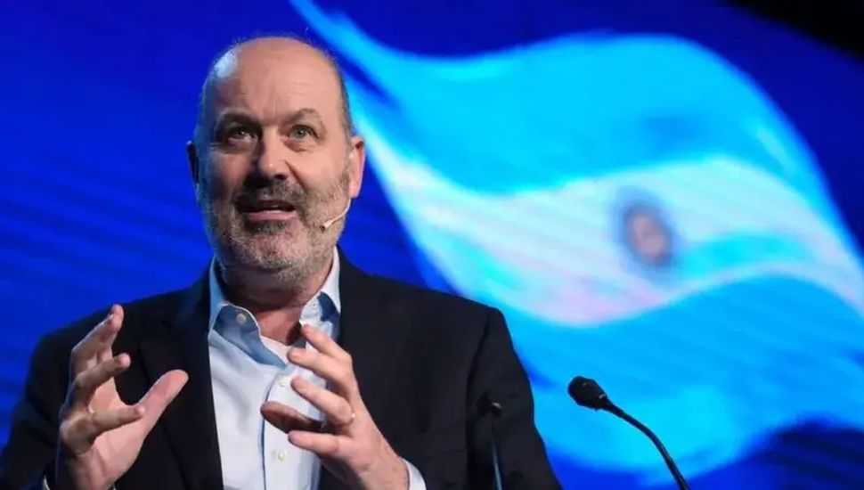 Sturzenegger defendió a aquellos que vacacionan en el exterior y los llamó “héroes de la producción”