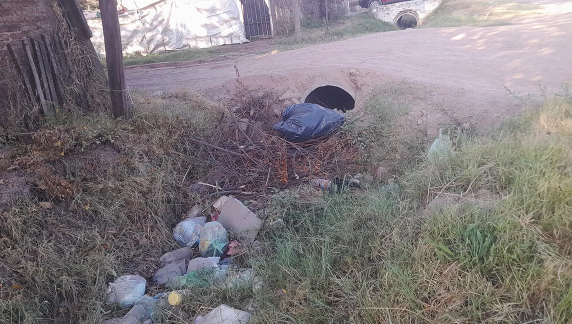 Se llevó a cabo limpieza de desagües pluviales en el barrio Malvinas ...