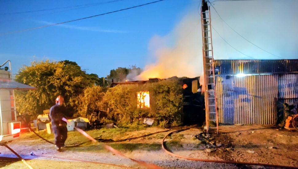 Incendio en Rojas: las llamas destruyeron una vivienda del barrio Progreso