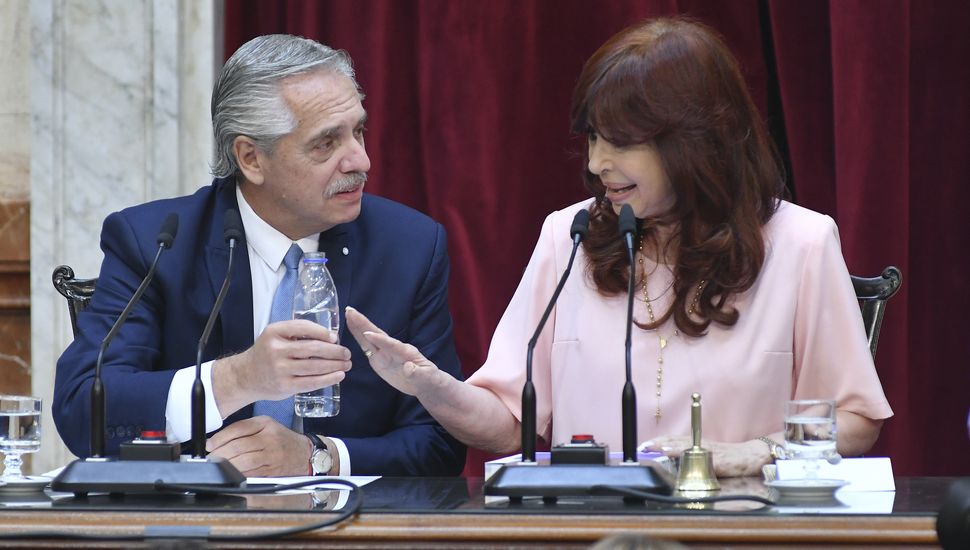 "No da para reírse": Fernández rindió examen sentado junto a Cristina y JxC cantó por su reelección