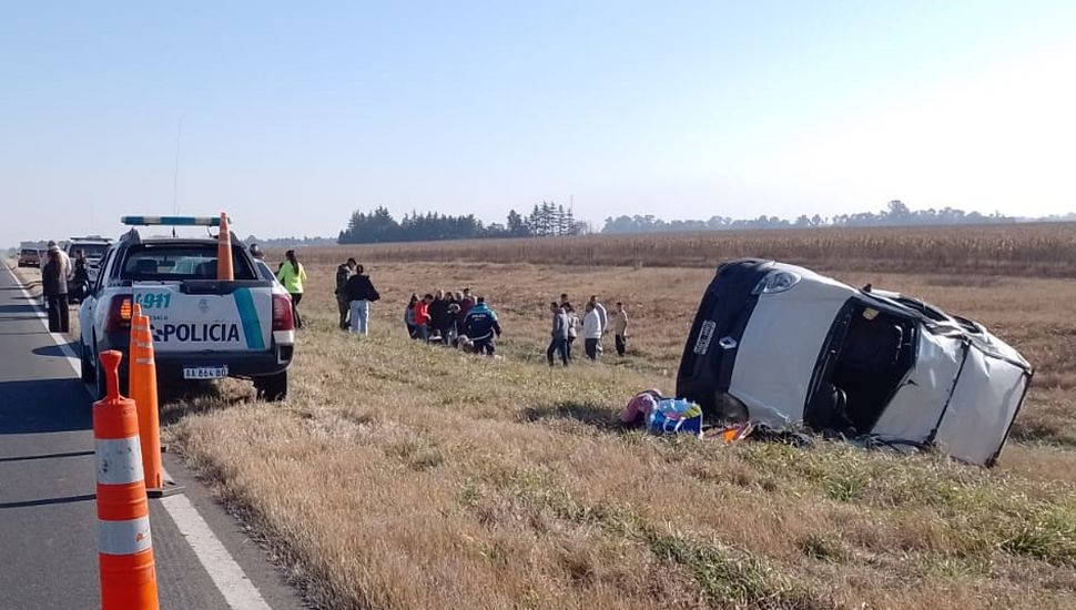 Despiste y vuelco sobre la Ruta 7, cerca de La Agraria