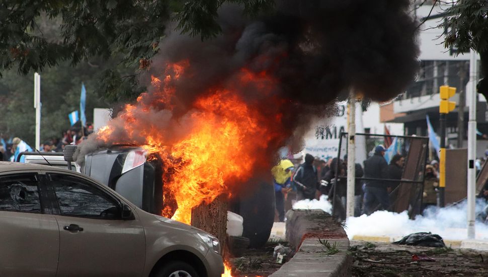 Jujuy: intentaron incendiar la Legislatura mientras se trataba la reforma Constitucional