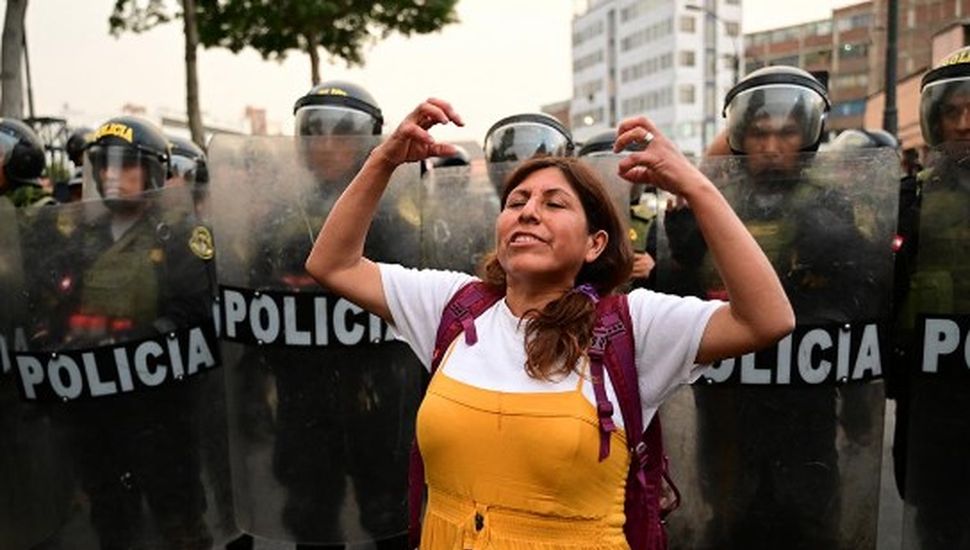 Perú: las protestas dejaron 9 muertos, 71 detenidos y 216 policías heridos