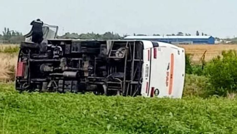 Despiste y vuelco en la Ruta Provincial 45: ocho trabajadores rurales resultaron heridos